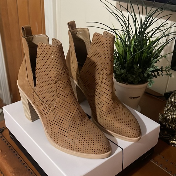 Dolce Vita boots, Size 10, Tan Nubuck, New - Picture 2 of 6